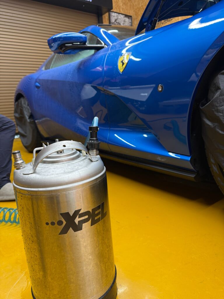 フェラーリ 812 GTS 施工中 1